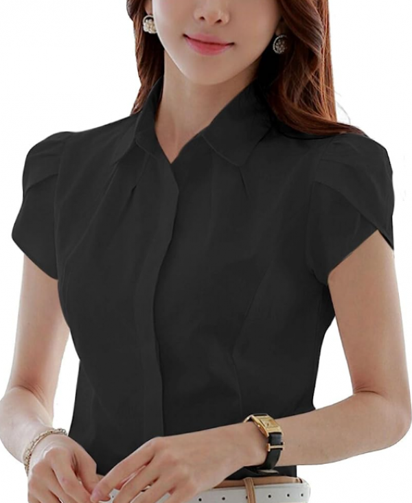 Kemeja kerja dengan detail lipit di bagian dada atau lengan